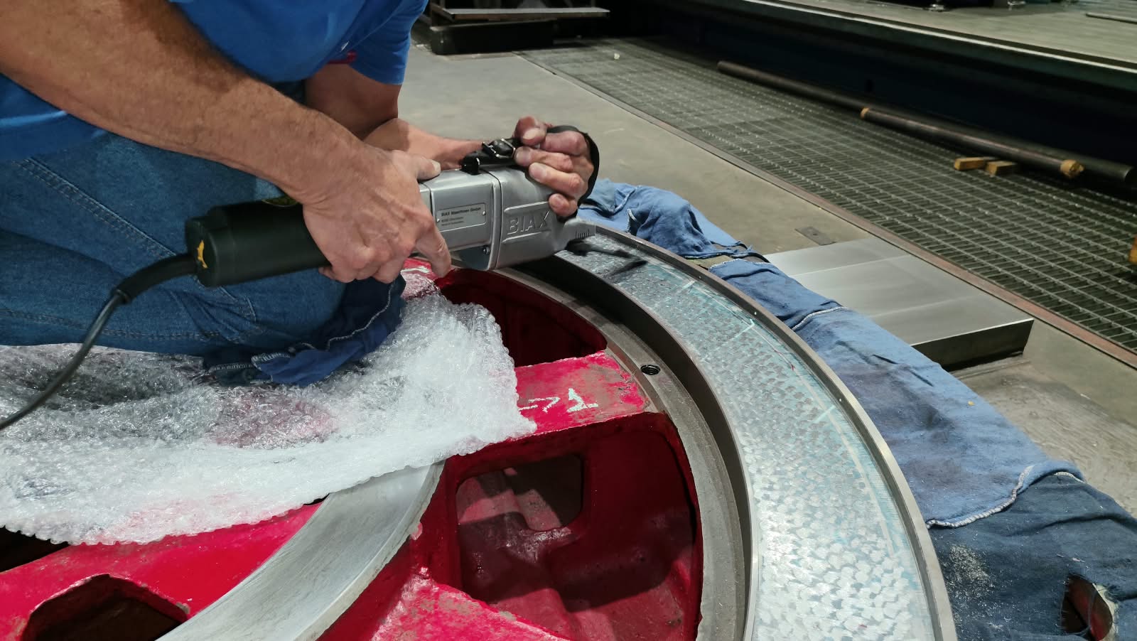 Profissional realizando ajuste em uma superfície circular de máquina-ferramenta