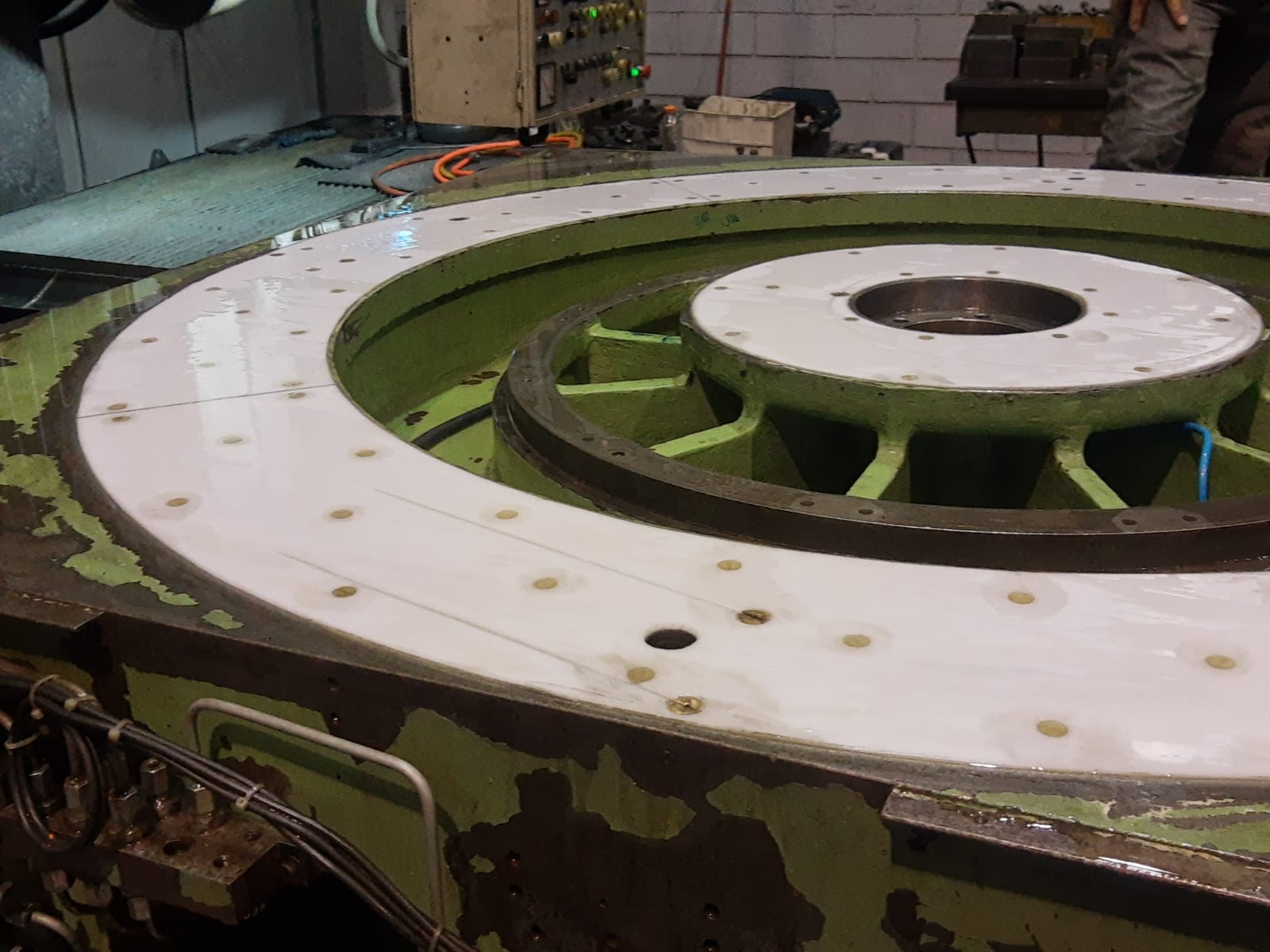 Revestimento branco de Biplast aplicado em superfícies circulares de uma máquina-ferramenta