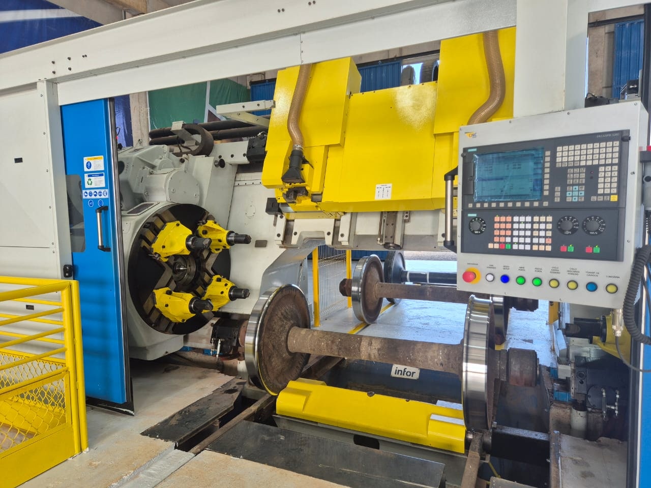Torno industrial atendido pelo Grupo CNC, com estruturas e proteções instaladas